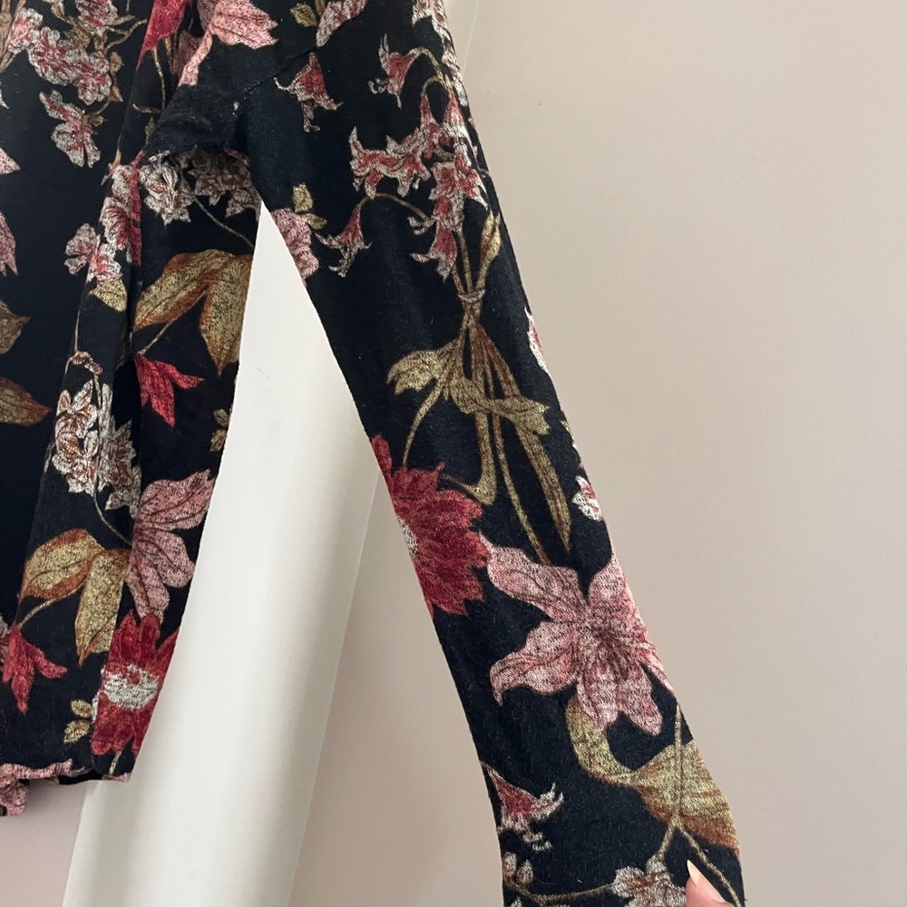Well Worn Black Floral Women's Blouse - Picture 5 of 8